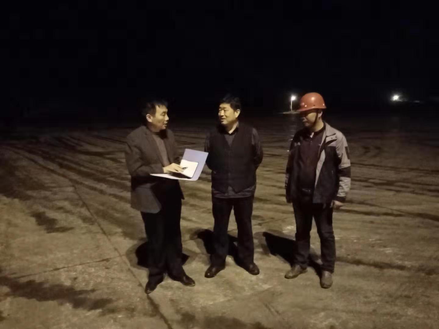副主任雷福同到薛城港区夜查.jpg