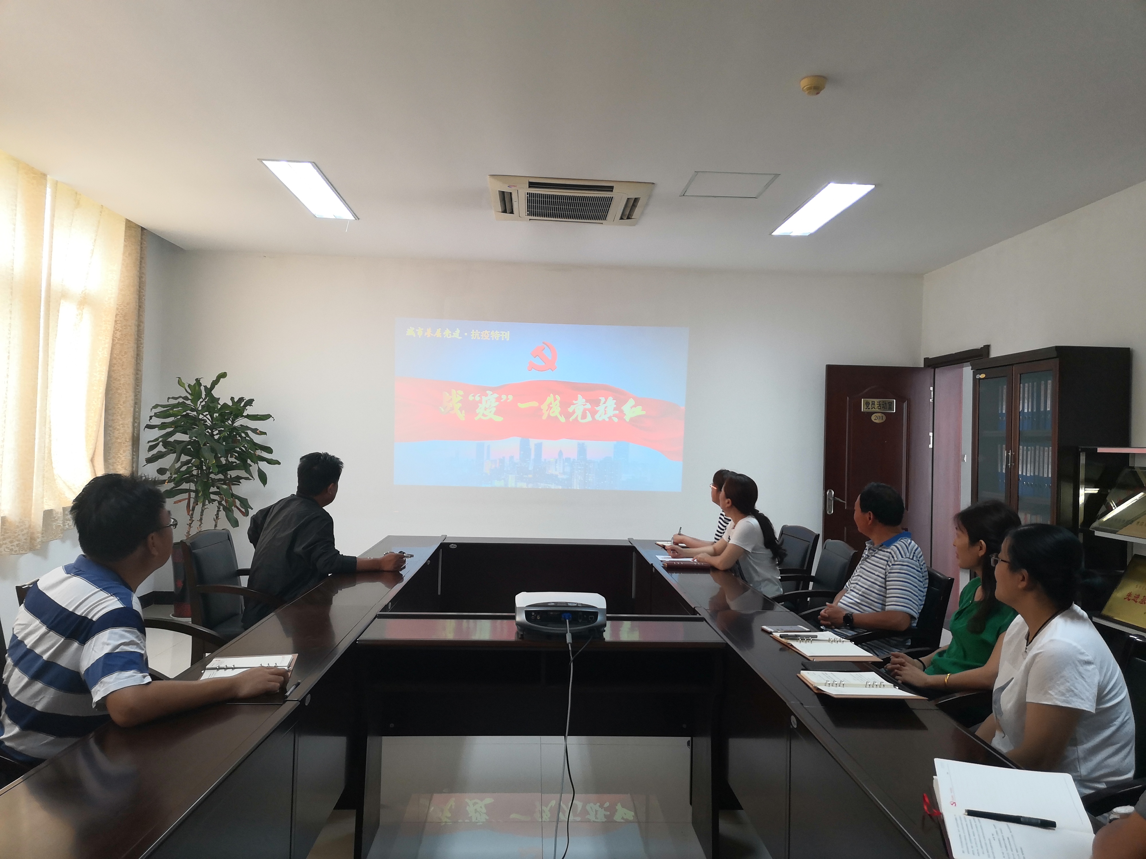 7.9 抗疫一线党旗红.jpg